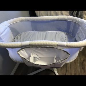 Halo swivel bassinet